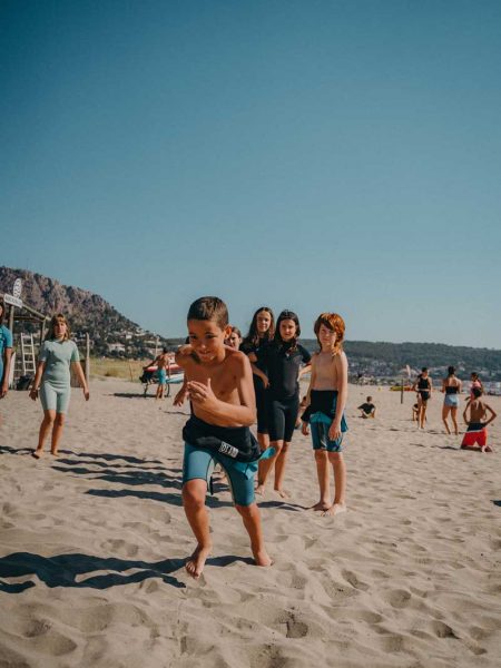 Alumnes fent surf a l'Estartit durant les colònies escolars