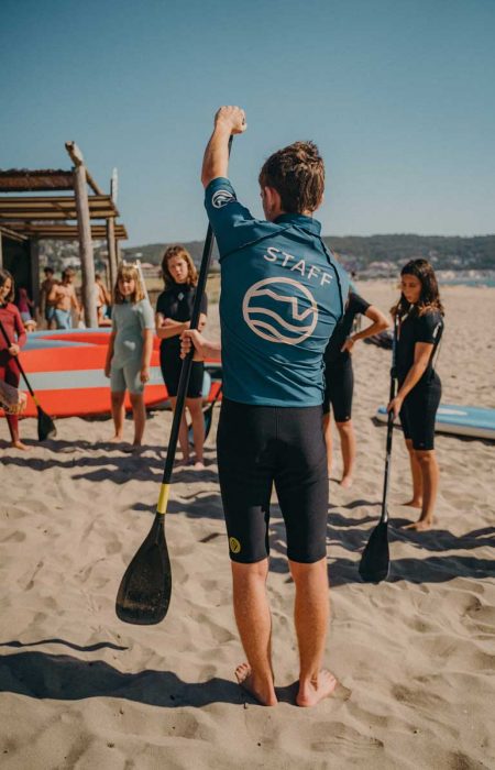 Alumnes fent surf a l'Estartit durant les colònies escolars