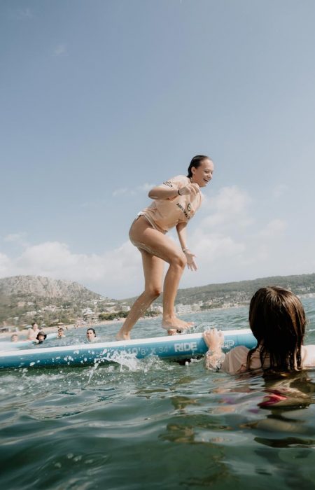 Alumnes fent surf a l'Estartit durant les colònies escolars